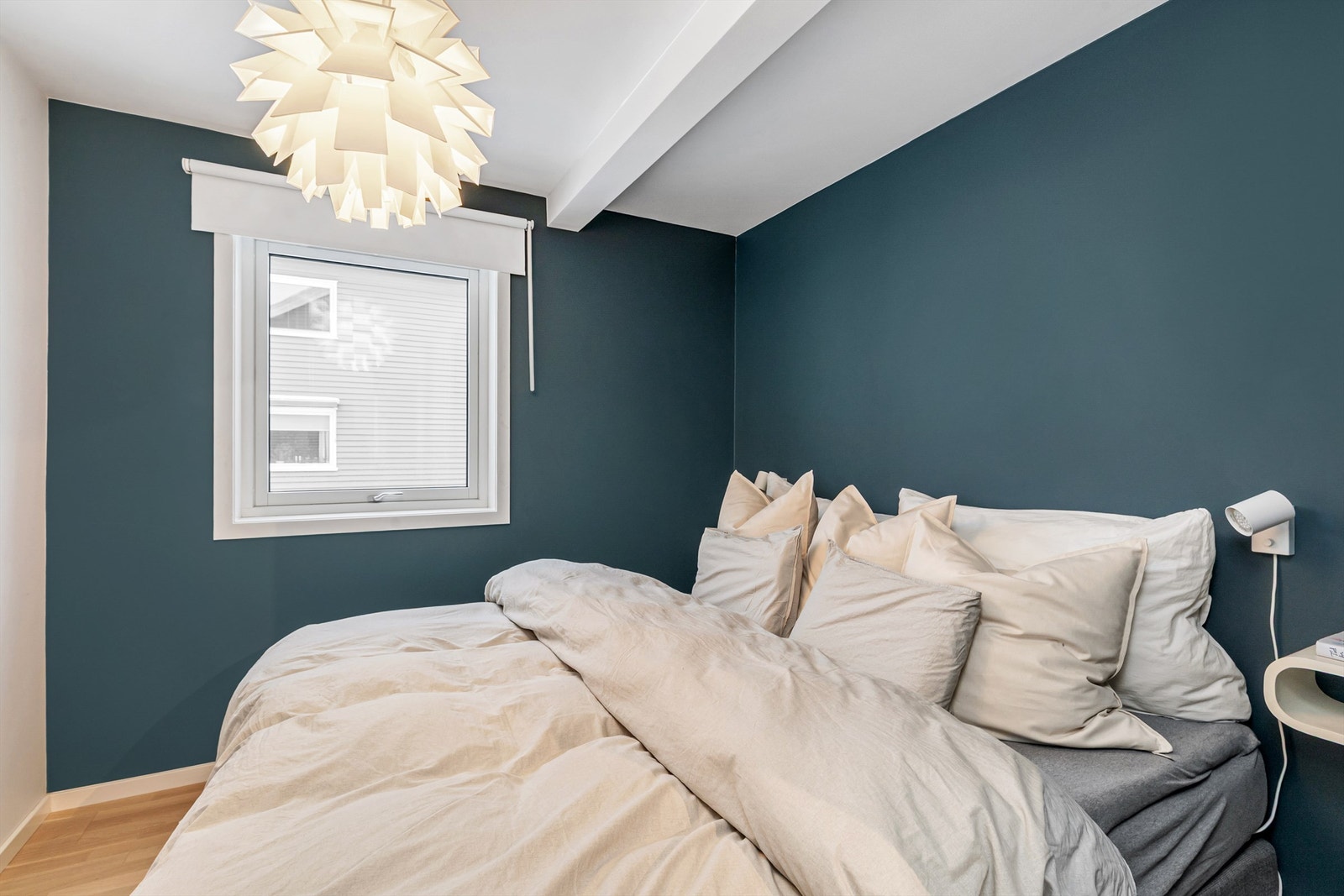 Hovedsoverommet har plass til dobbeltseng med nattbord på begge sider og er malt i en behagelig teal-farge Galleribilde
