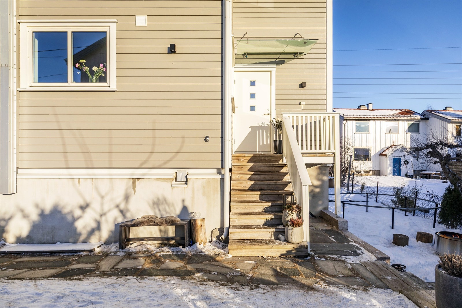 Inngangsparti. Takoverbygg og utvidelse av trapperepos er ikke byggemeldt Galleribilde