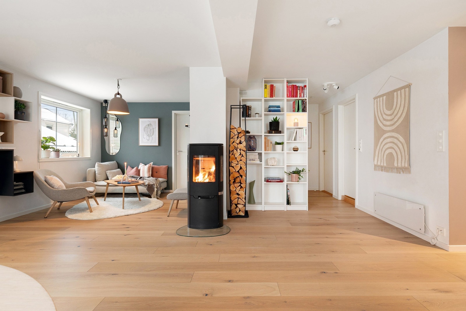 Planløsningen i 1. etasje er svært god med stue/kjøkken, bad og 3 soverom på samme plan. Kjøkken og baderommene var også nye i 2018 Galleribilde