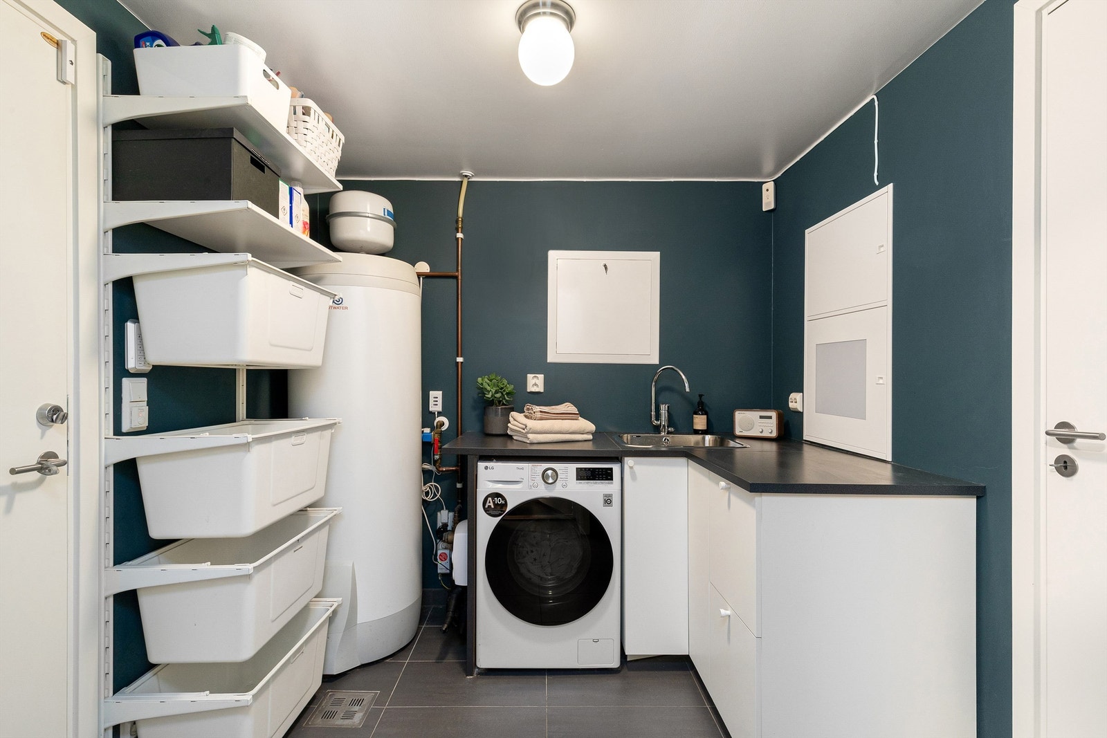 Vaskerommet har smart system som klessortering, samt brettebenk over underskap Galleribilde