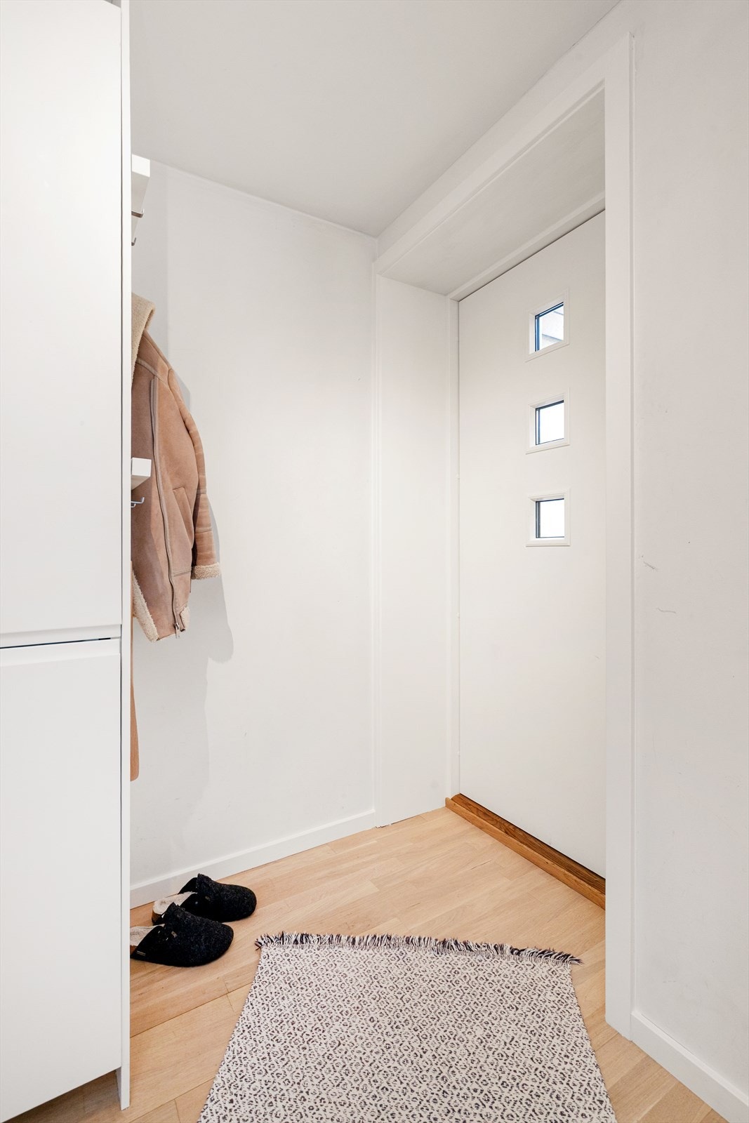 Det er egen inngang til kjelleren, med mulighet for å leie ut del av egen bolig Galleribilde