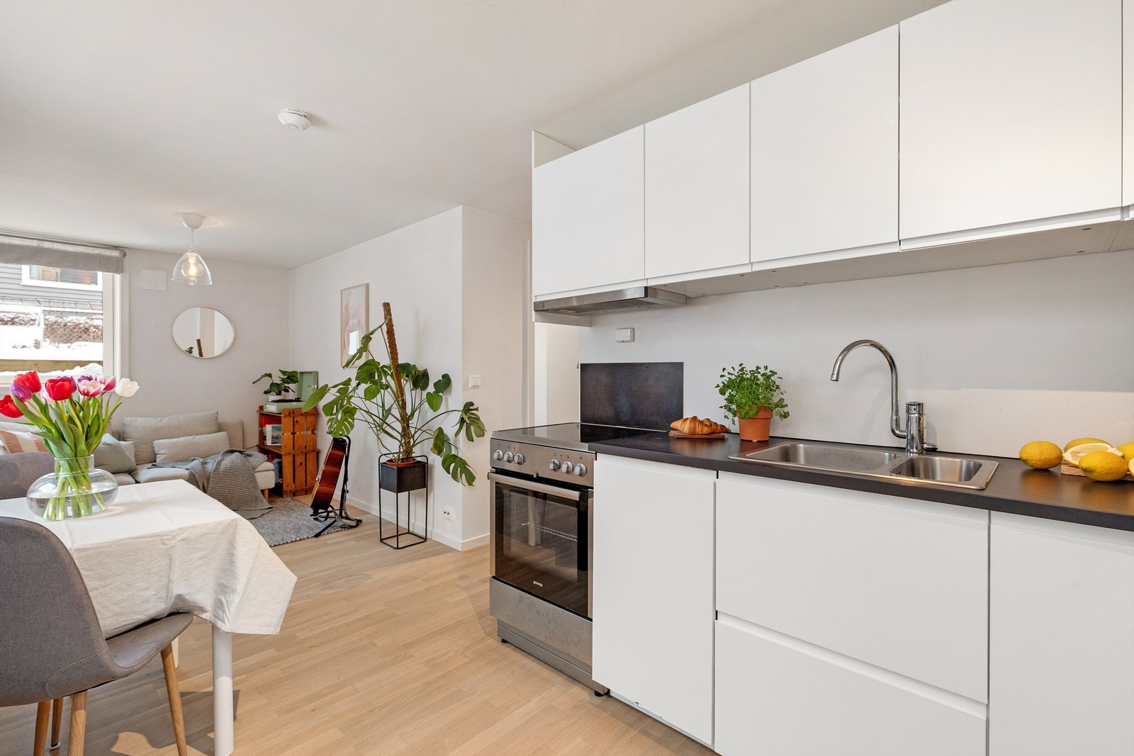 Planløsningen er effektiv med åpen løsning mellom stue og kjøkken Galleribilde