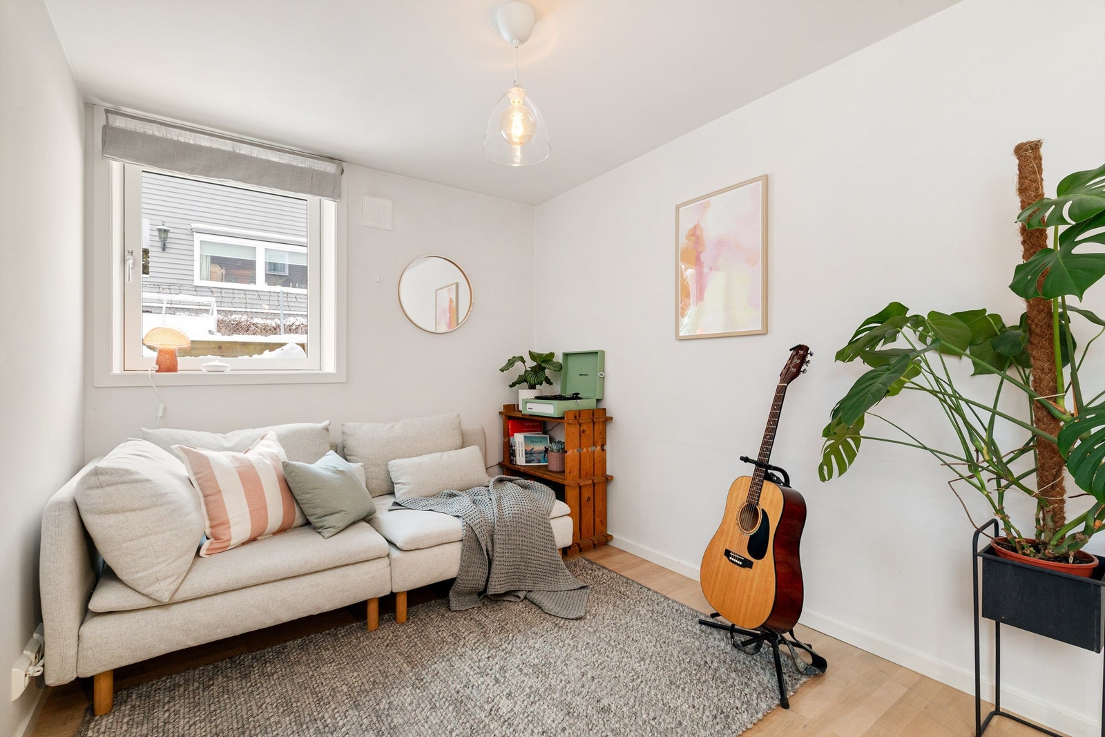 Utleiedelen har store vinduer som gir godt med lys Galleribilde