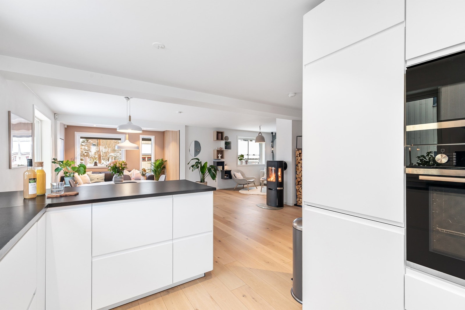 Kjøkkenet har praktisk barløsning på andre siden av halvøya Galleribilde