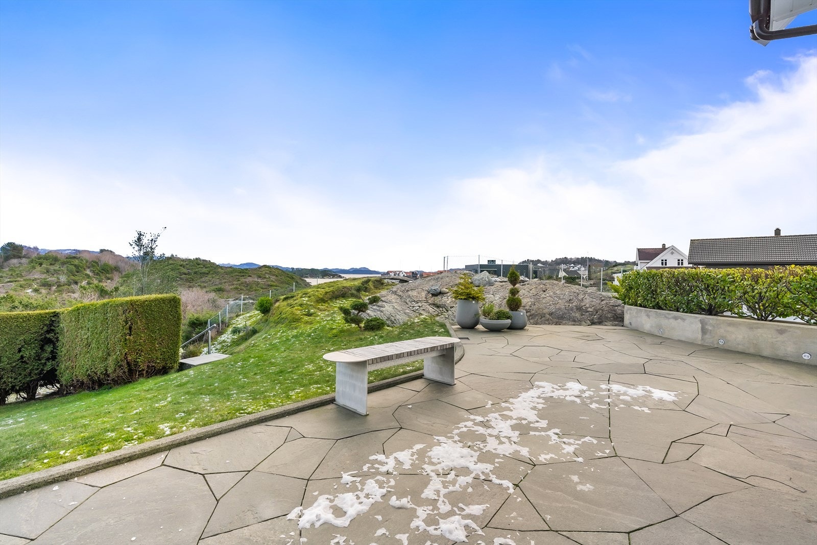 Flott skiferplatting i front av boligen Galleribilde