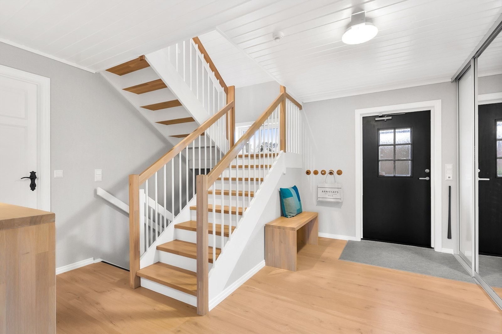 Romslig gang med god plass til oppbevaring Galleribilde