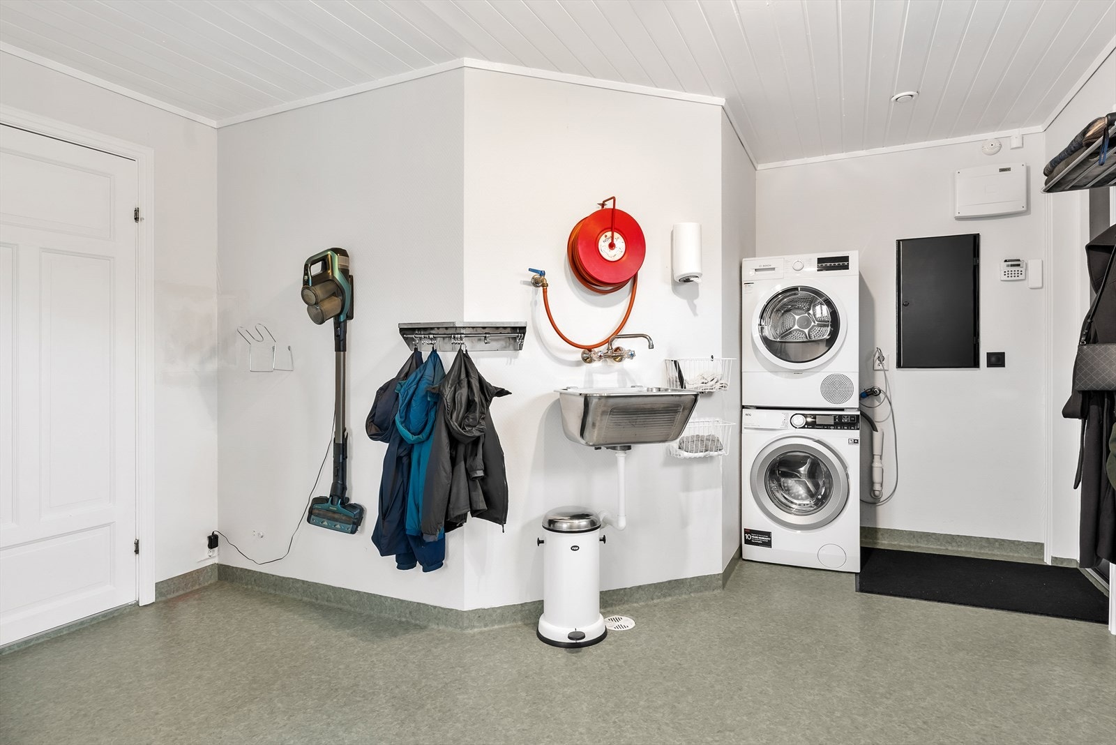 Vaskerommet har egen inngang, perfekt for småbarnsfamilien Galleribilde