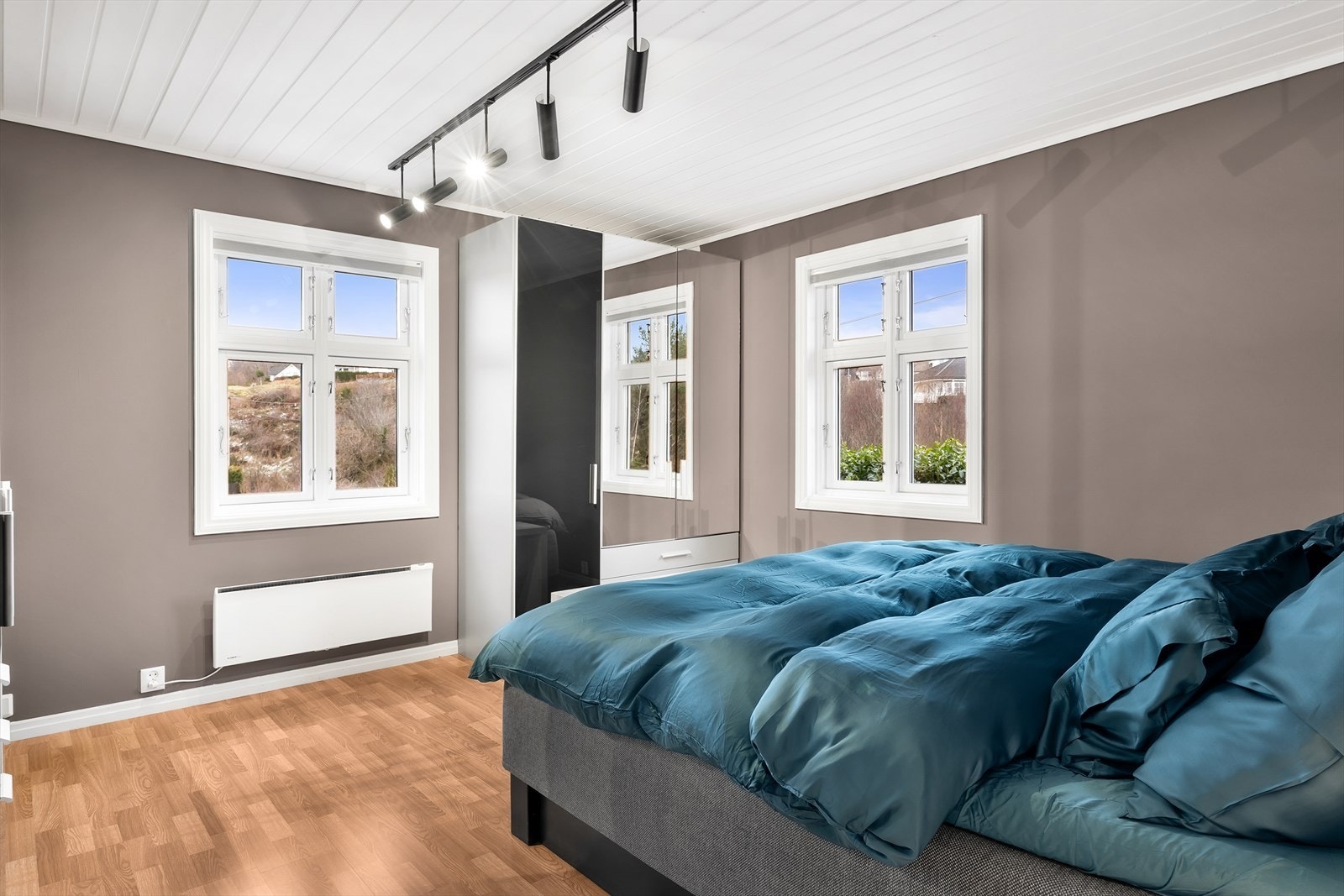 God plass til dobbeltseng og garderobeskap Galleribilde