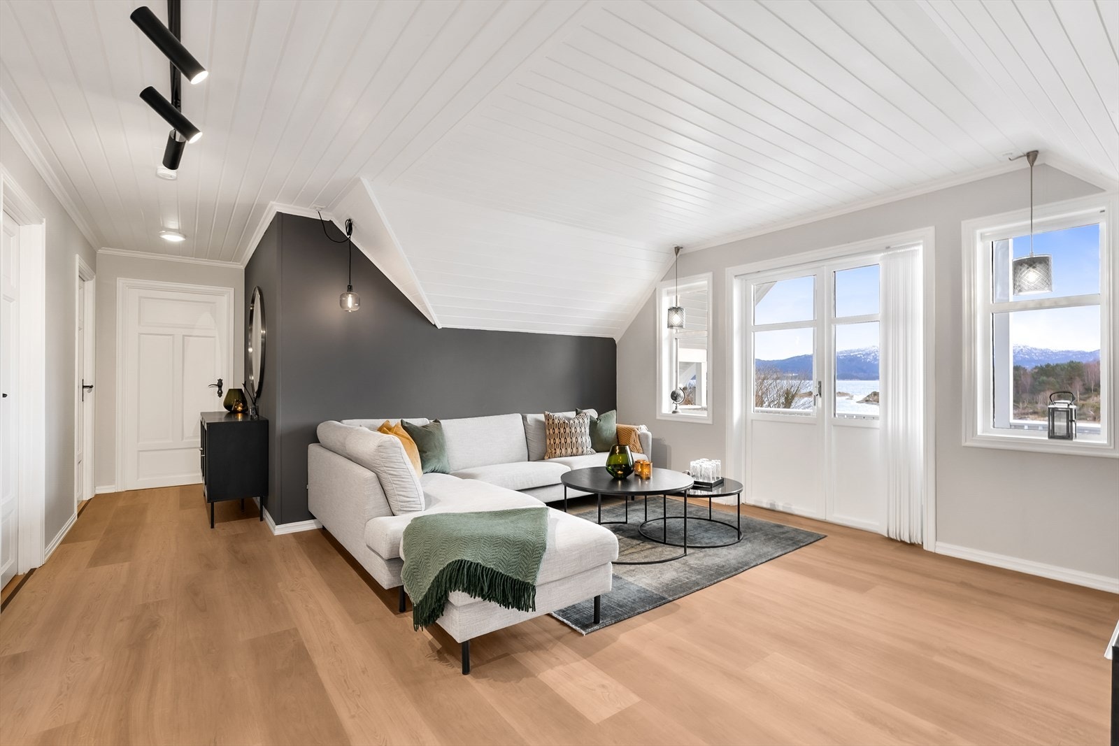 Loftstue med utgang til balkong Galleribilde