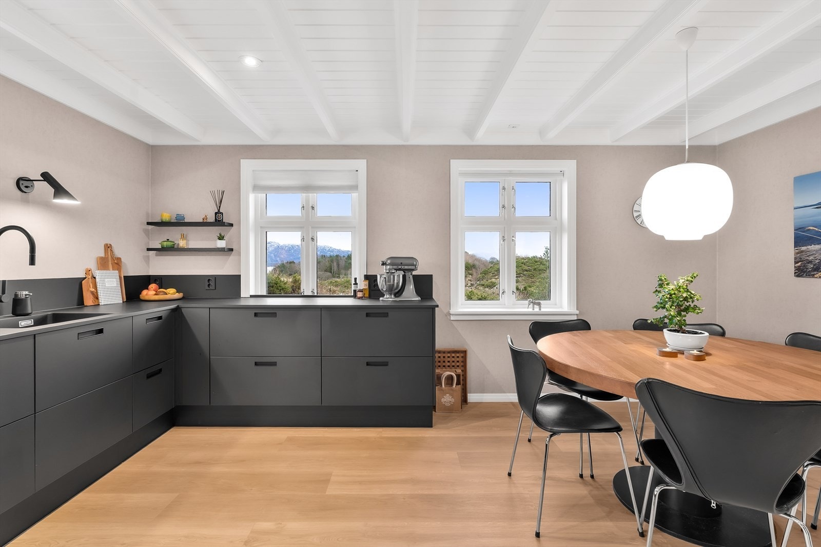 Moderne, svart, matt kjøkken Galleribilde