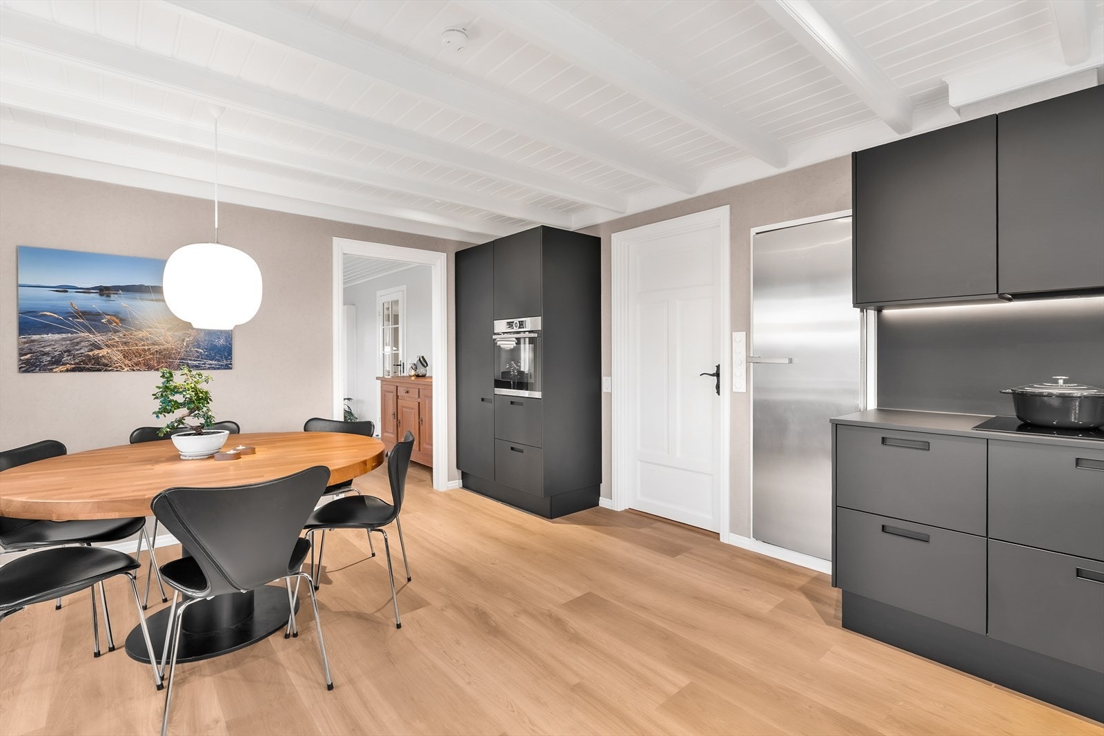 God plass til spisegruppe på kjøkkenet Galleribilde