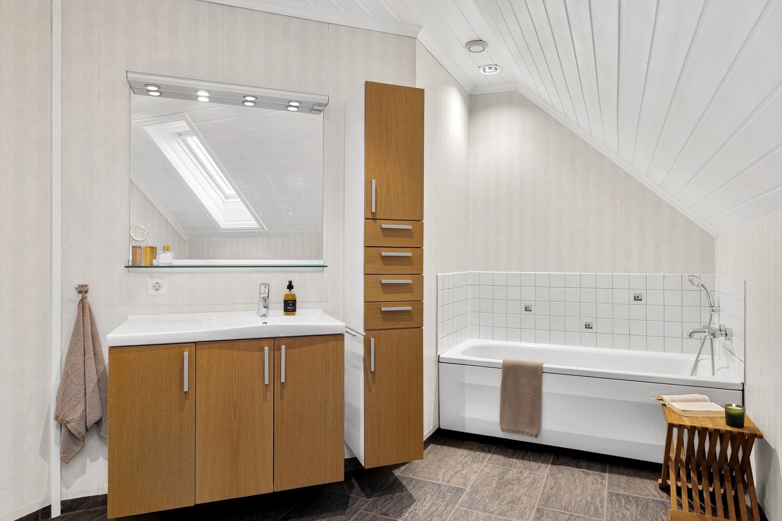 Romslig bad i loftsetasjen, fra 2006 Galleribilde