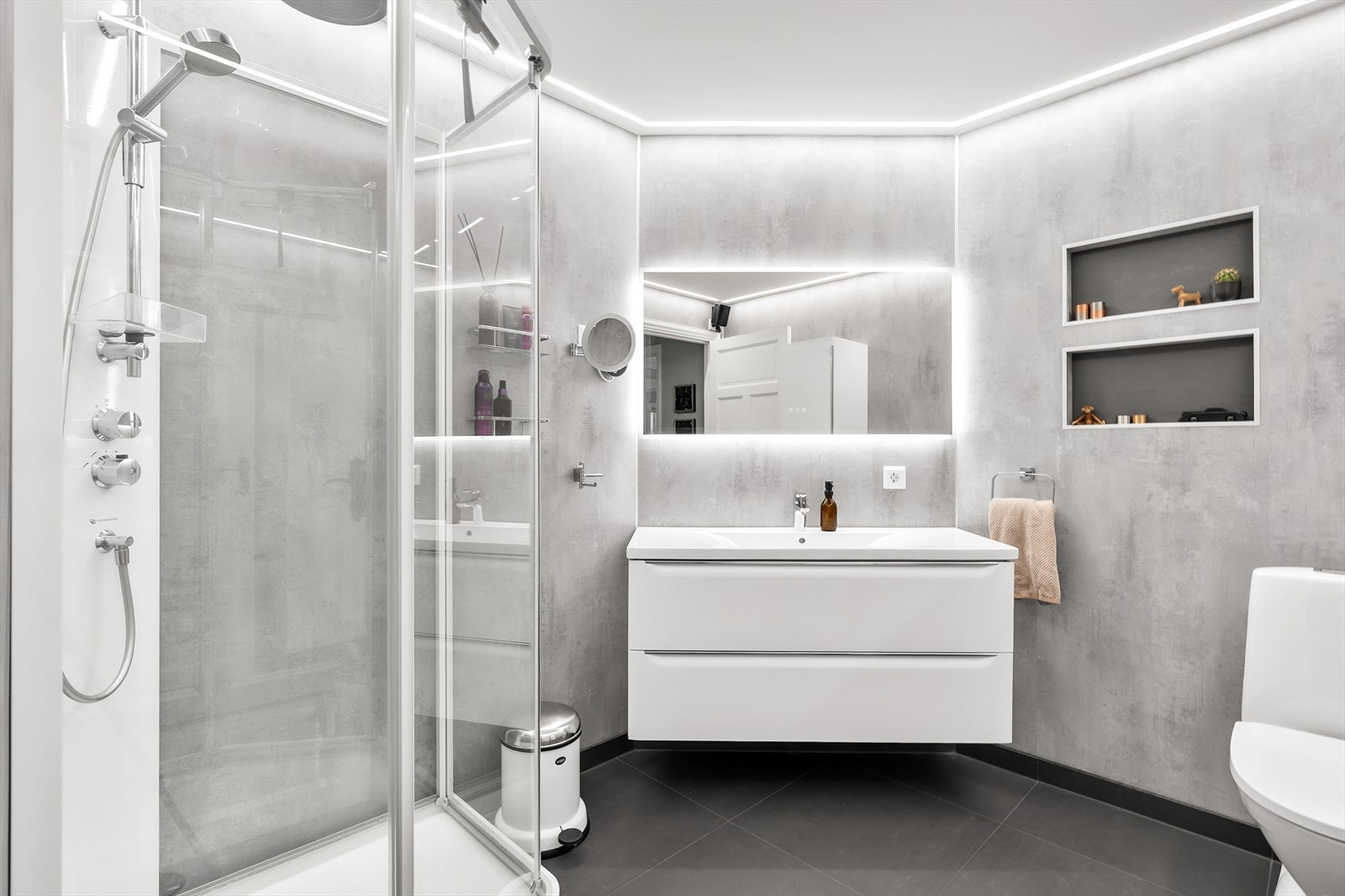 Flott, moderne bad, innredet med dusjkabinett, nedfelt servant og toalett Galleribilde