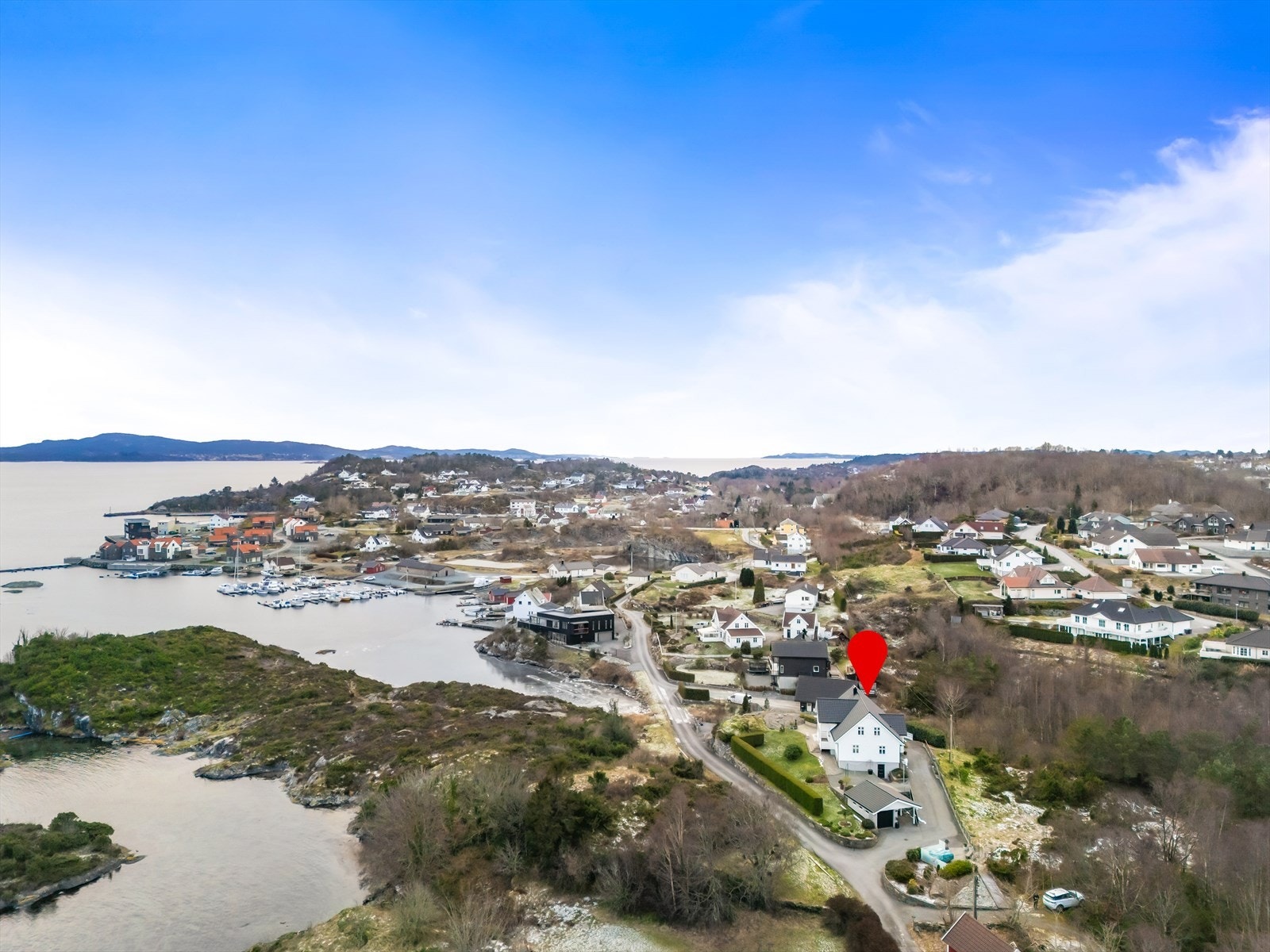 Eiendommen ligger i et populært og veletablert boligområde på Moster! Galleribilde