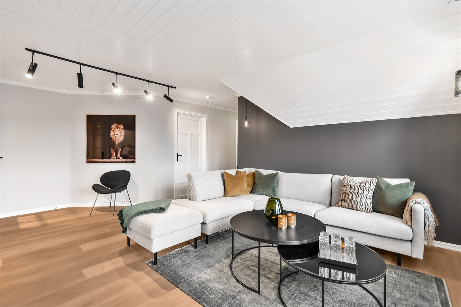 Lys og romslig loftstue med moderne detaljer Galleribilde