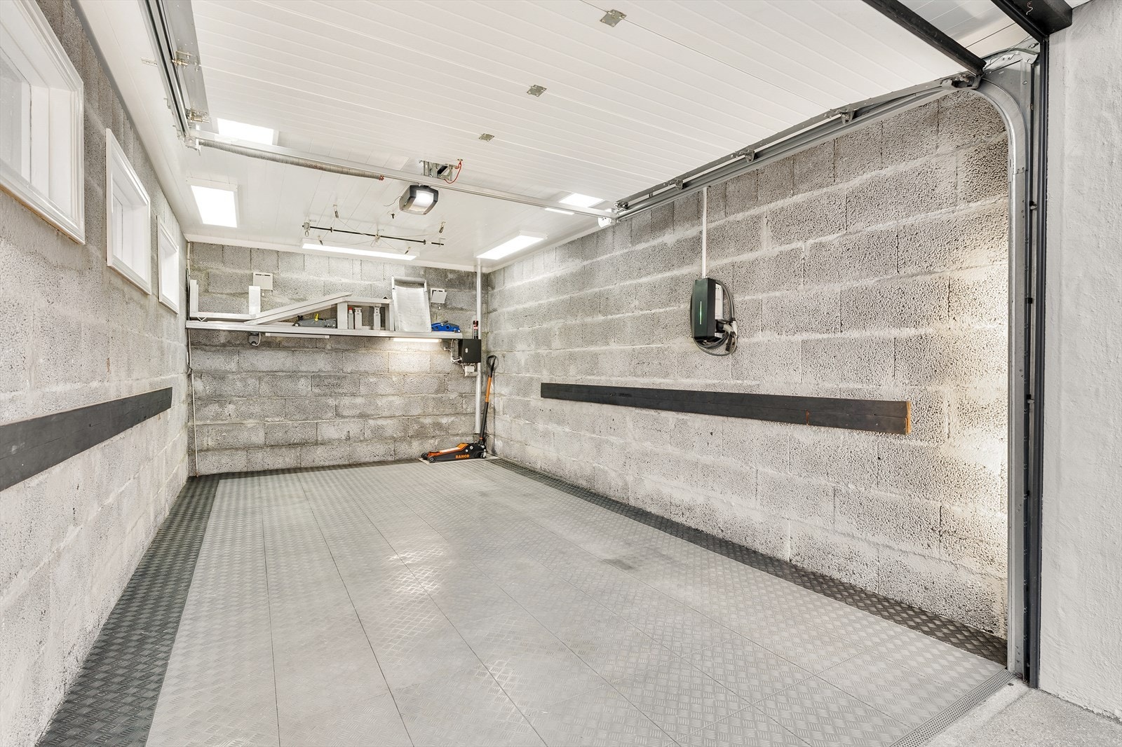 I garasjen er det installert el-bil lader Galleribilde