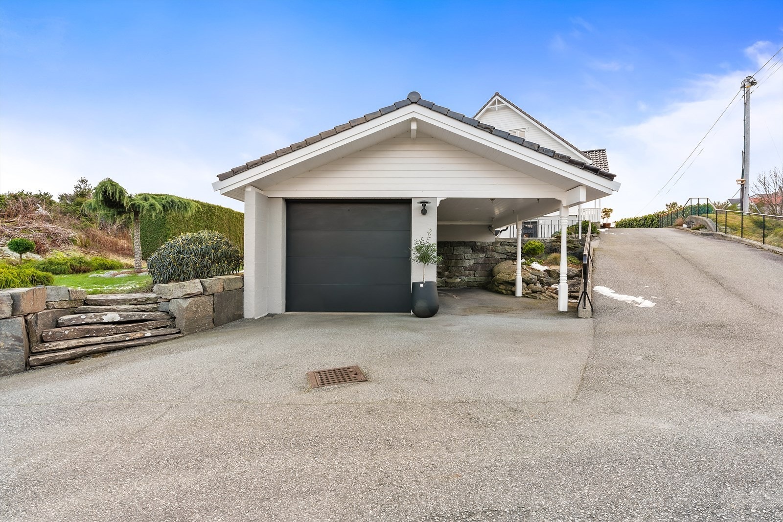 Gode parkeringsmuligheter i garasje og carport Galleribilde