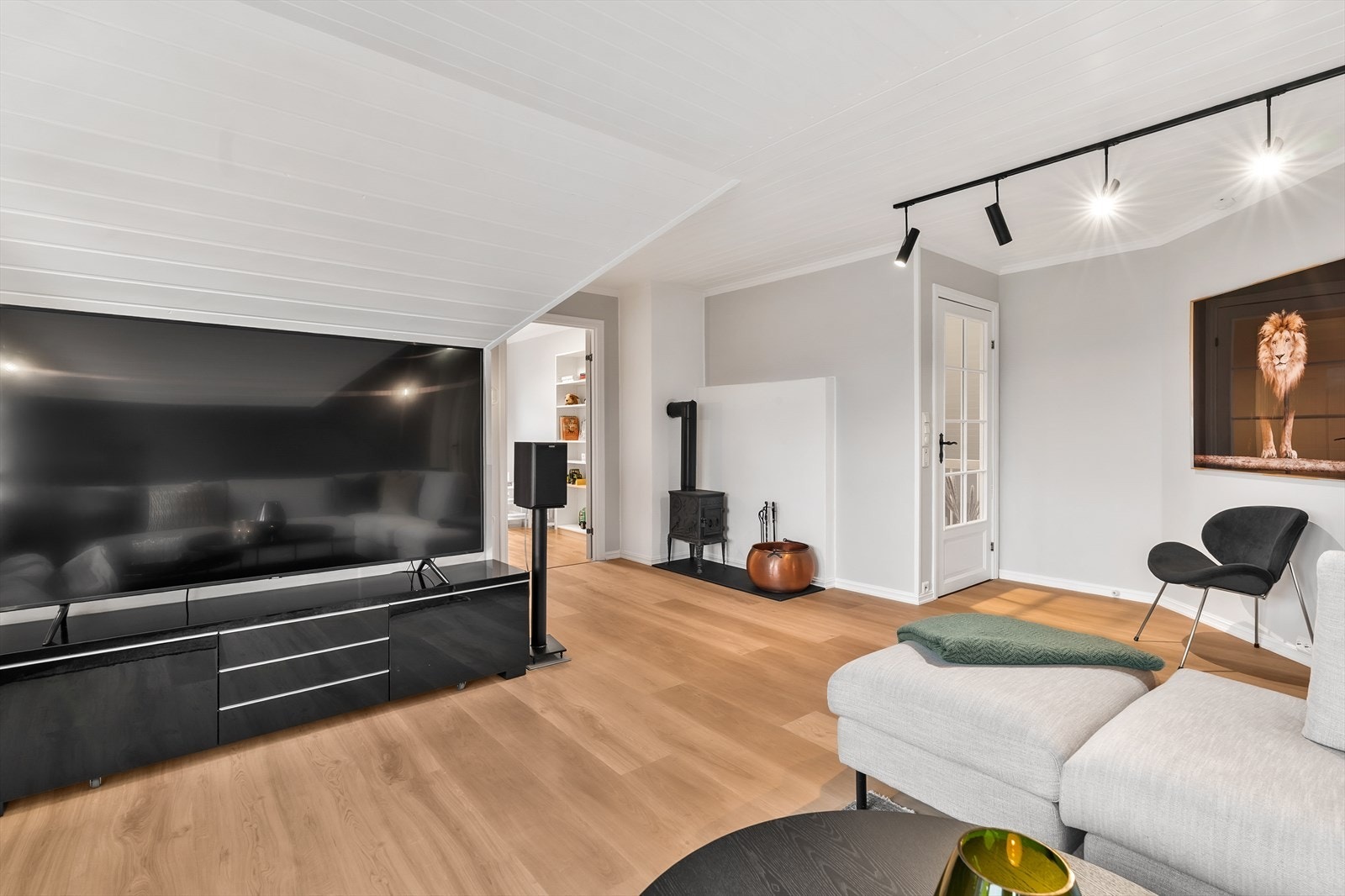 Vedovn installert i loftstue Galleribilde