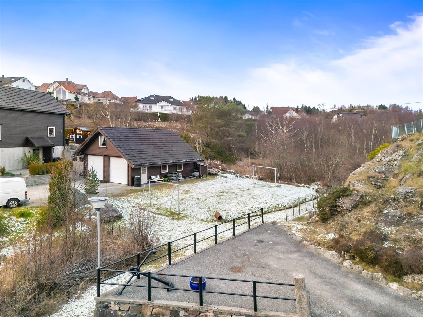 Ekstra parkeringsplass like nedenfor boligen. Fotballbanen er til disposisjon sammen med naboen, etter inngått avtale med grunneier. Galleribilde