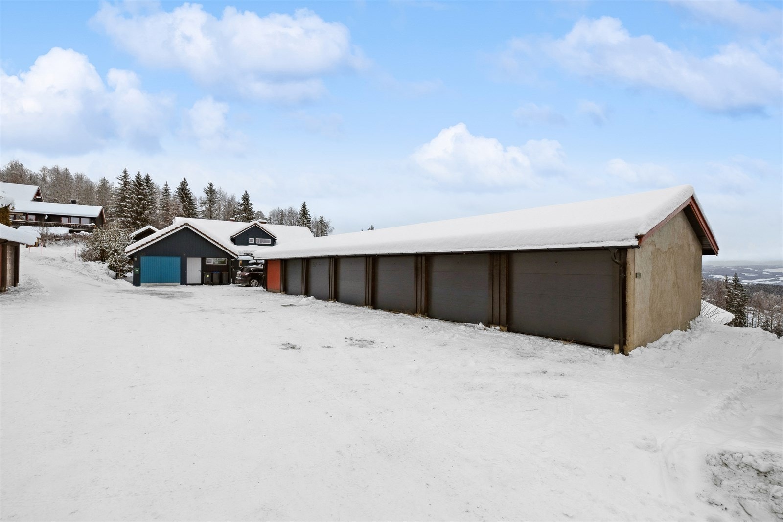 Boligen disponerer en garasjeplass i rekke med elbillader. Galleribilde