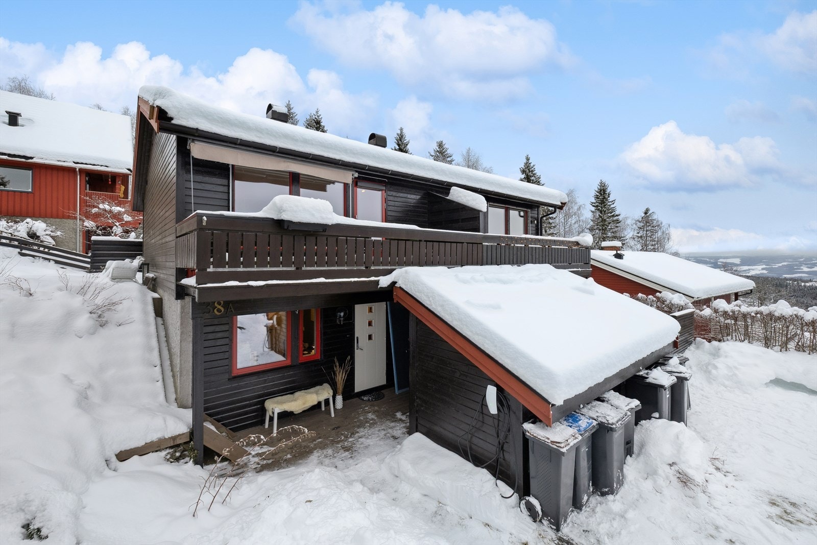 Adkomst til praktisk utvendig bod ved inngangsartiet på ca. 5m². Galleribilde