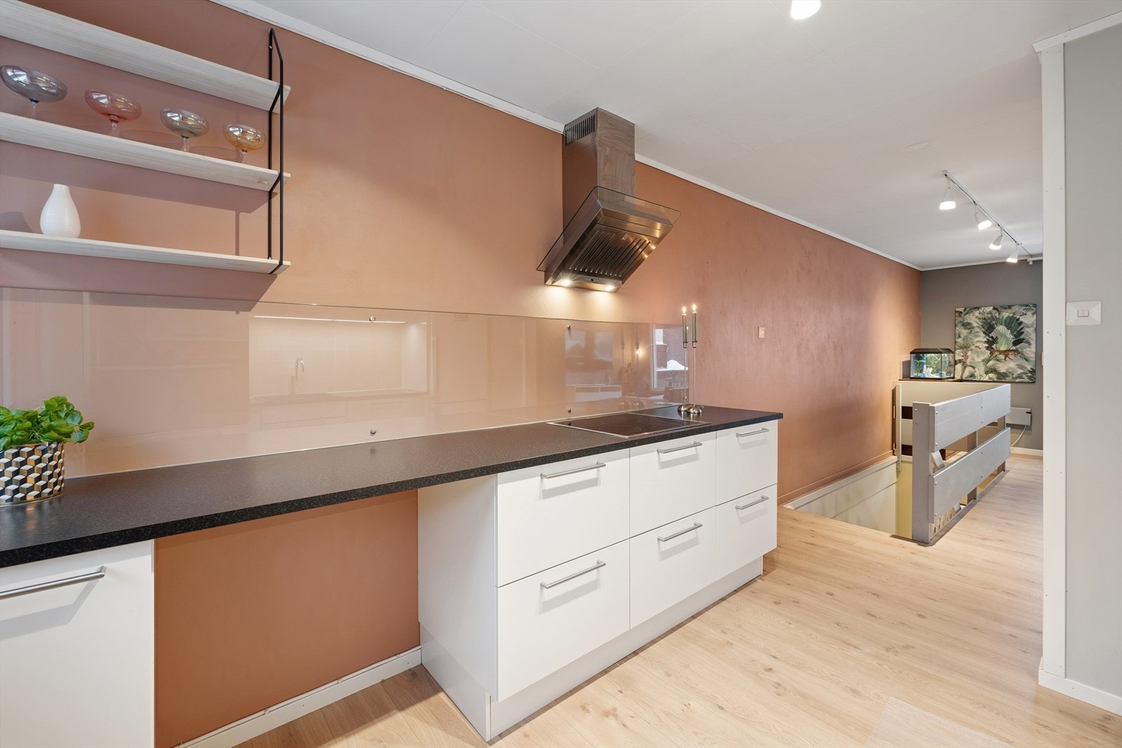 Kjøkkenet har godt med skap og benkeplass. Galleribilde