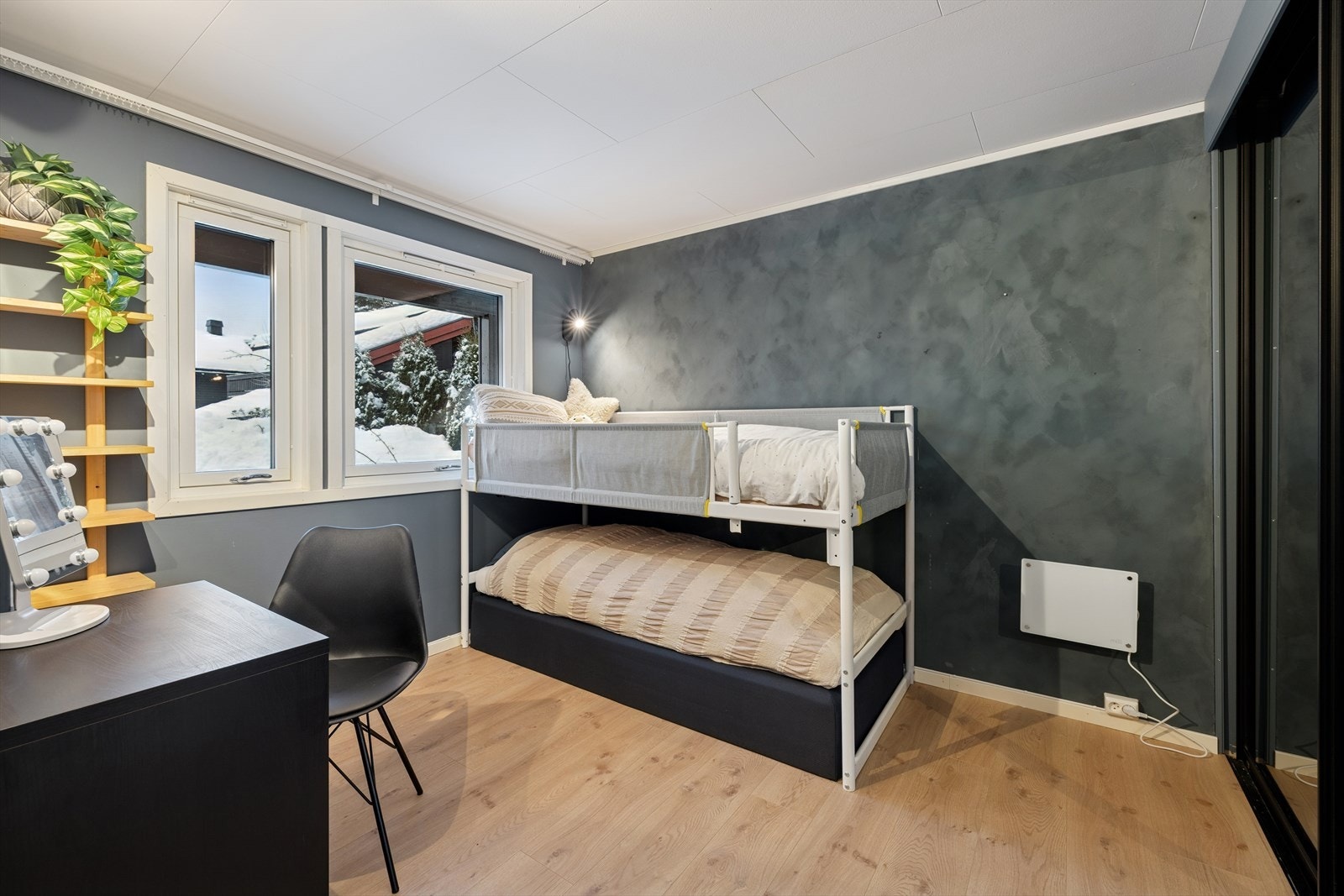 Hovedsoverommet ligger i underetasjen og har plss til seng og en praktisk skyvedørsgarderobe med speilfronter. Galleribilde