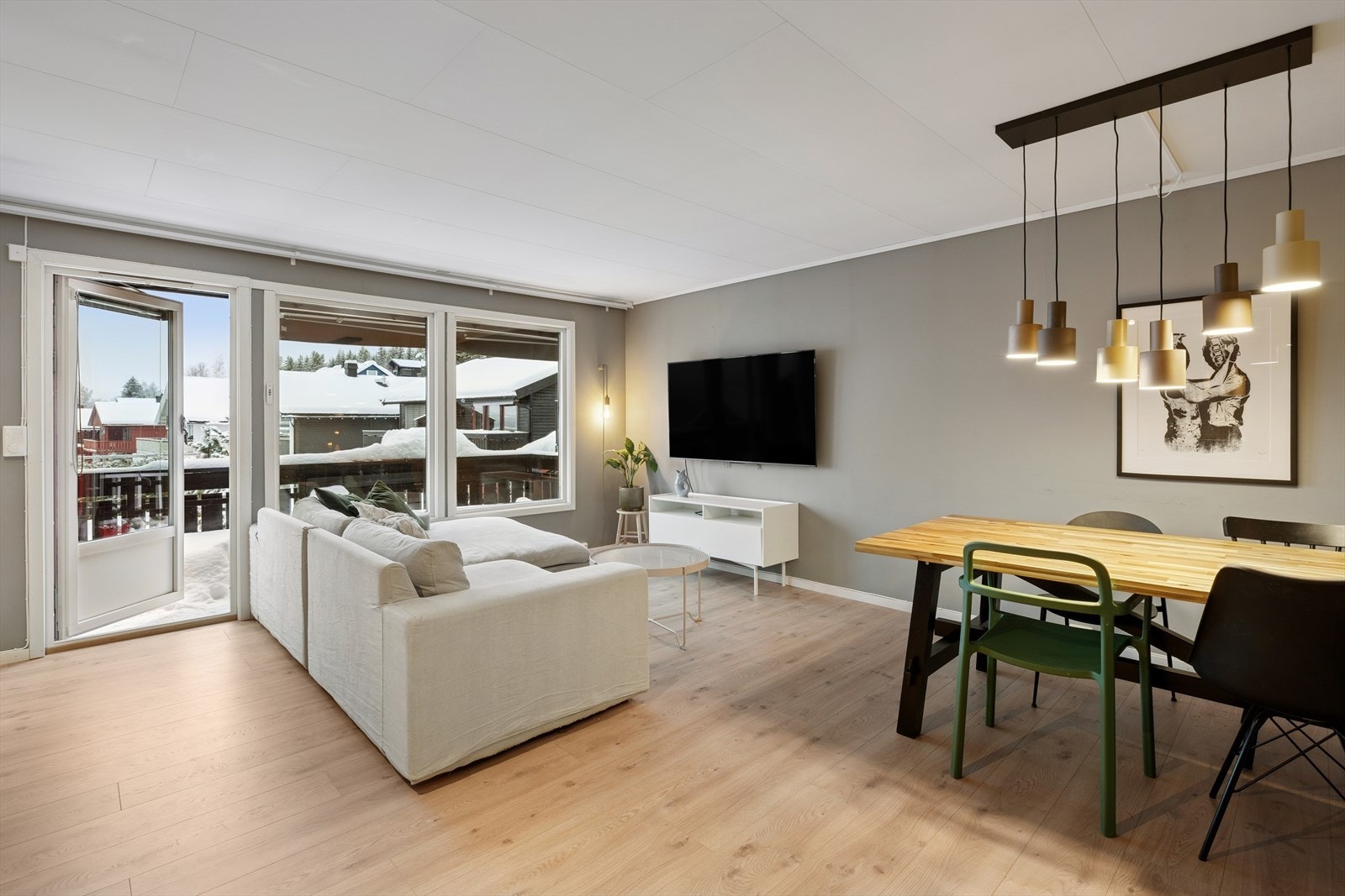 Innbydende og romslig stue med god plass til sofa og spisebord. Galleribilde