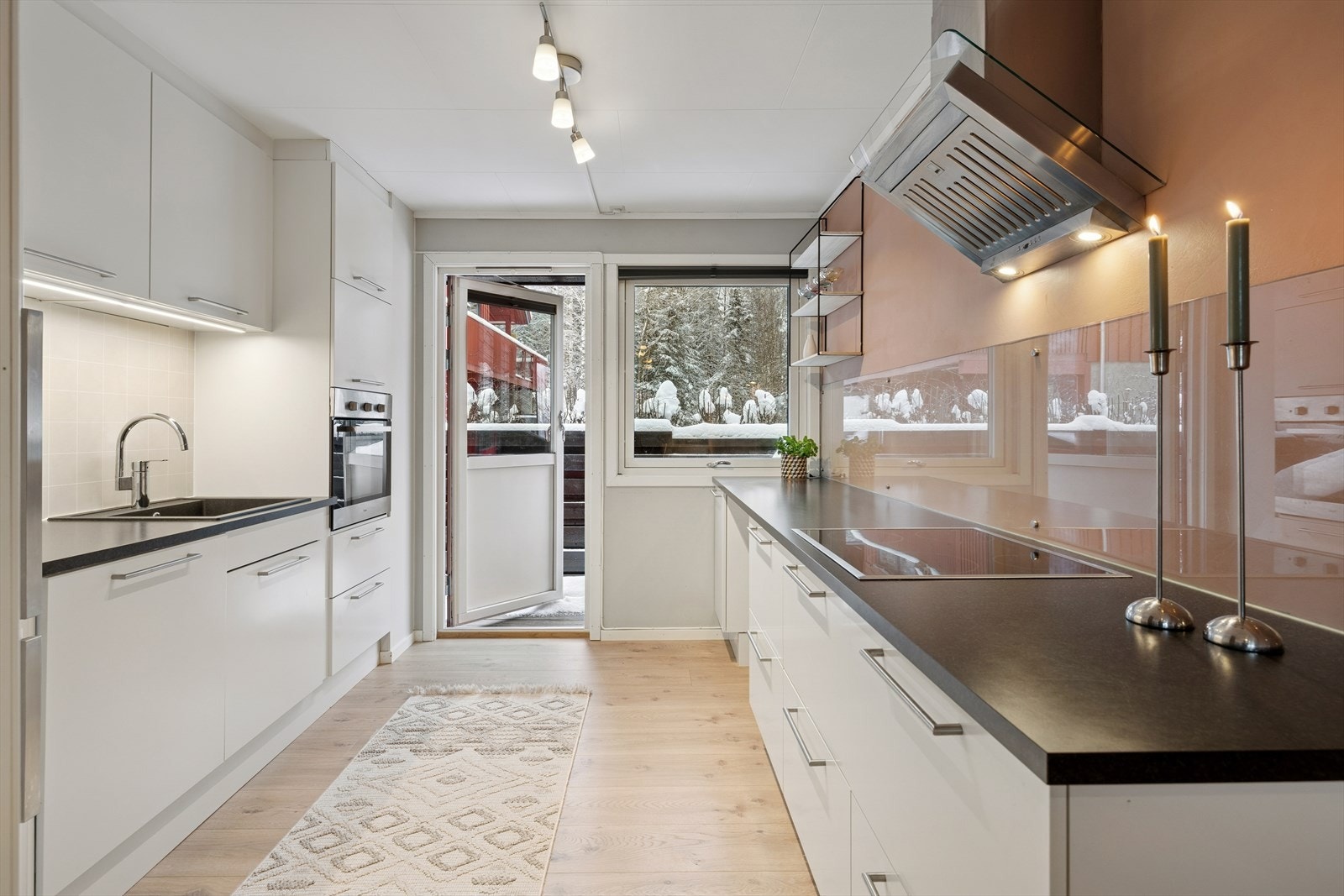 Stilfullt HTH kjøkken fra 2017 med lyse, slette fronter og laminert benkeplate med nedfelt kjøkkenkum. Galleribilde