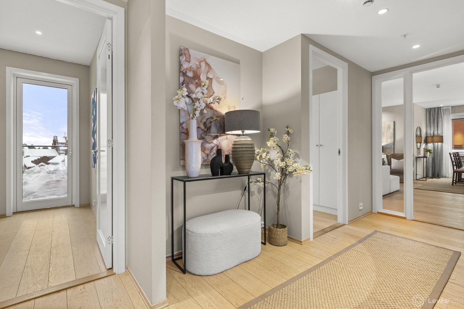 En lys entré ønsker velkommen inn, med callinganlegg med kamera for din trygghet. Downlights. Galleribilde