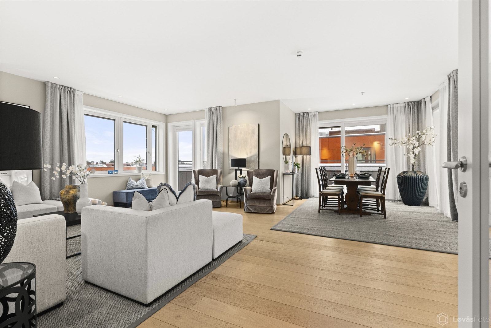 Leiligheten har en stor, lekker stueløsning med god plass for sittegrupper og spisestuemøbler. Galleribilde