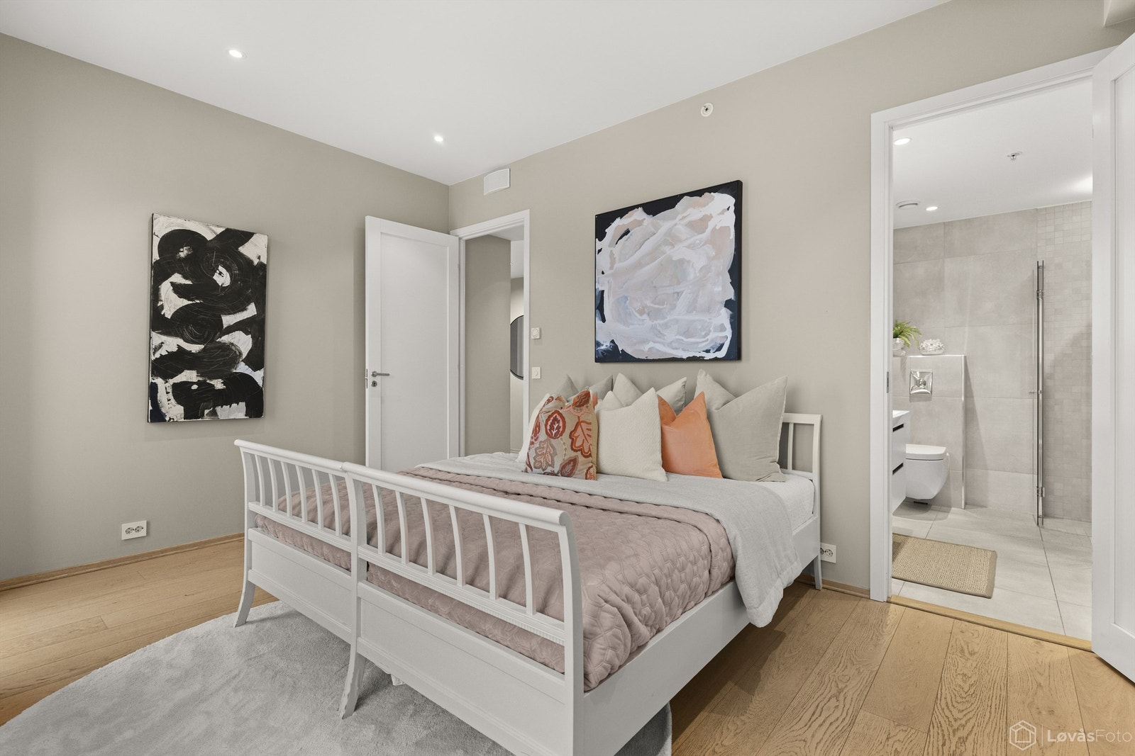 Hovedsoverommet er romslig og har privat tilgang til eget bad. Galleribilde