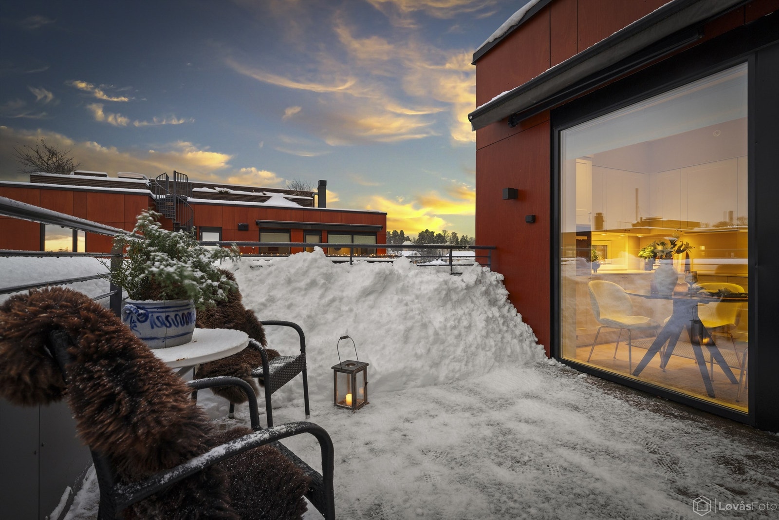 Glassdørene visker ut skillet mellom inne og ute. Galleribilde