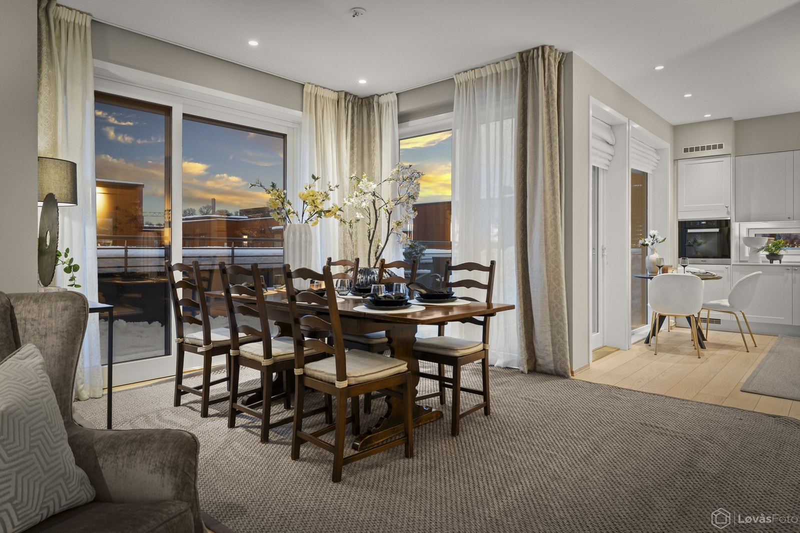 Den åpne planløsningen fungerer like godt for rolige kvelder som for sosiale lag. Galleribilde