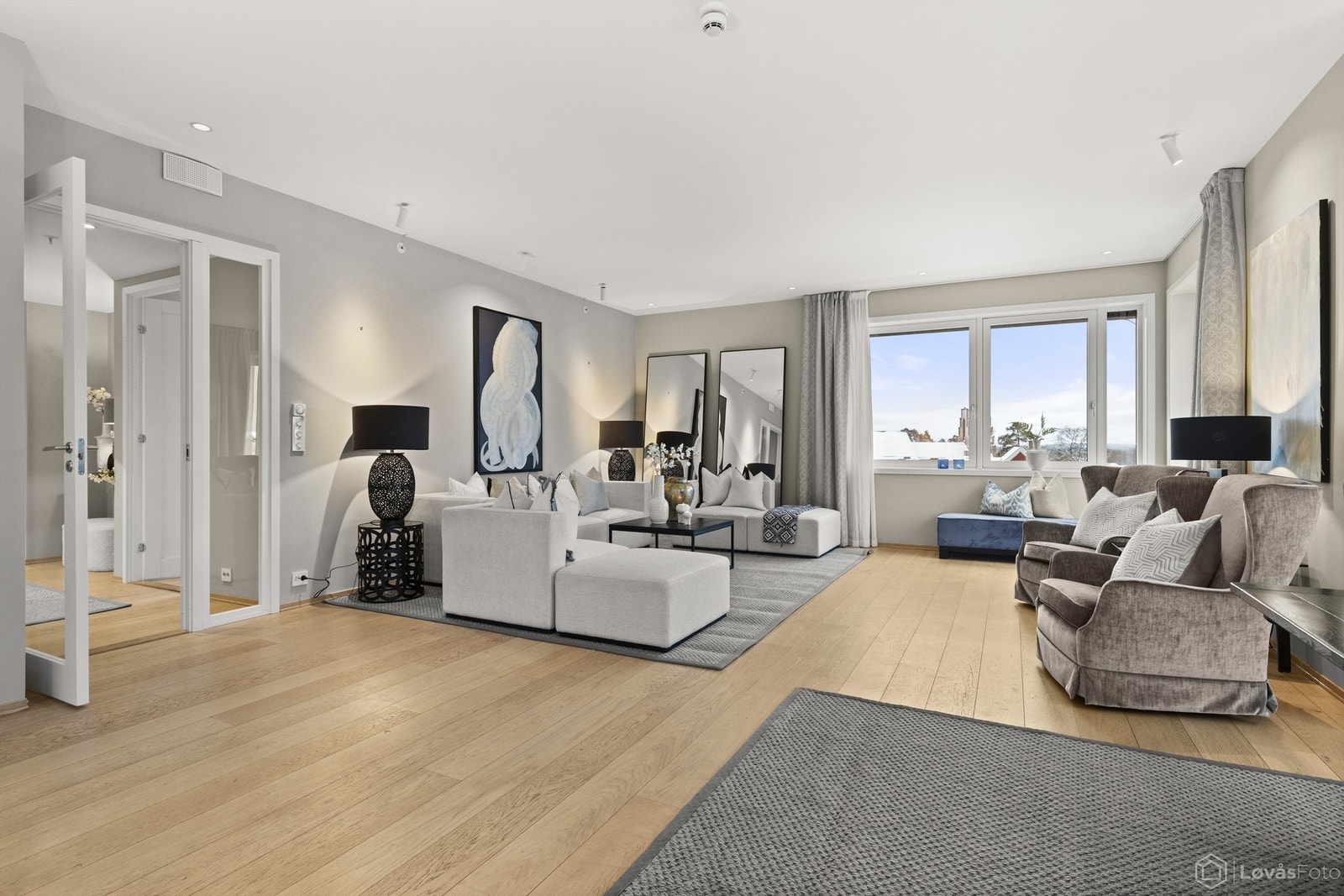 Den gode takhøyden på 2,74 meter gir en luftig atmosfære i oppholdsrommene. Galleribilde