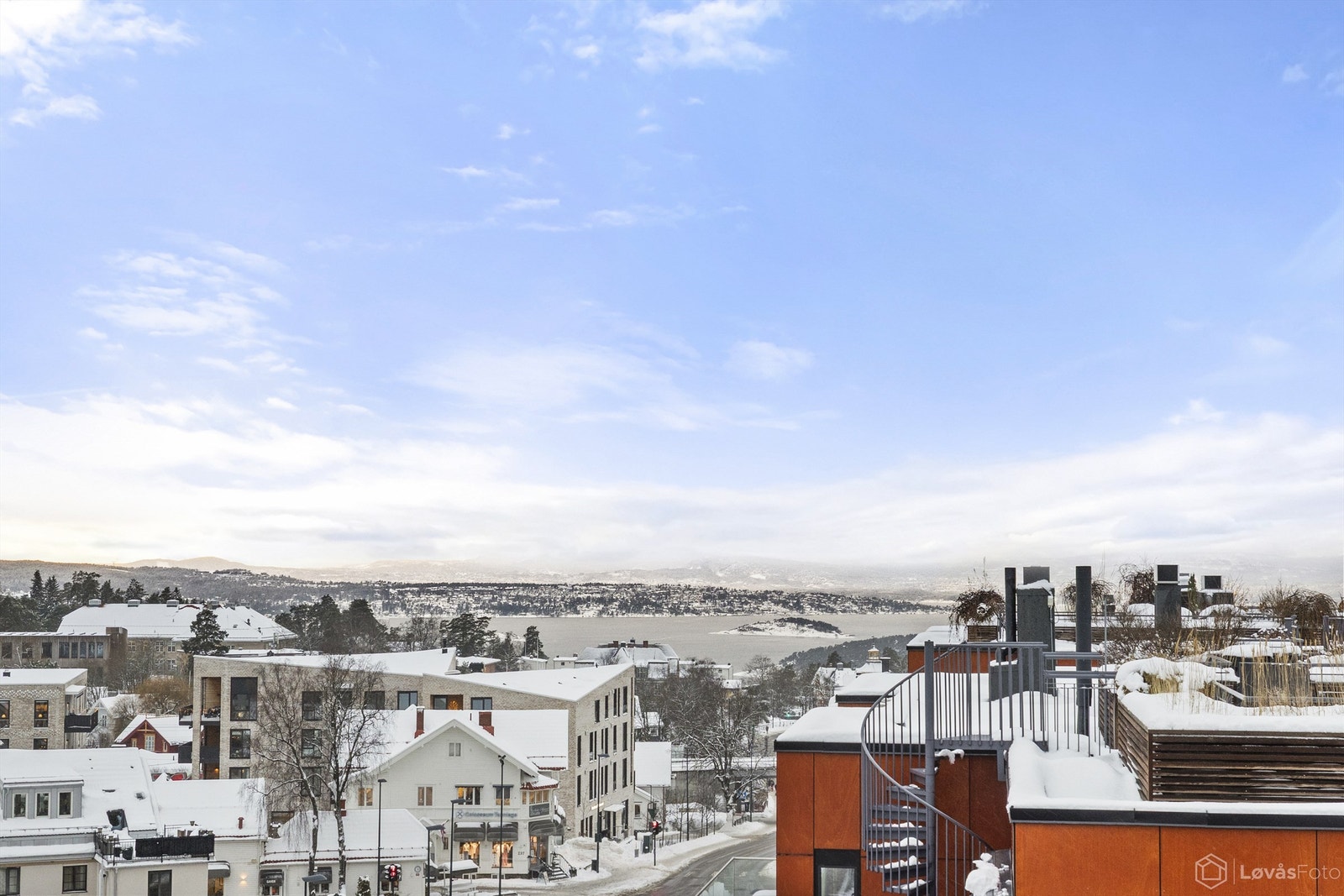 Fra leilighetens flere uteplasser er det flott utsikt over nærområdet og ned mot fjorden. Galleribilde