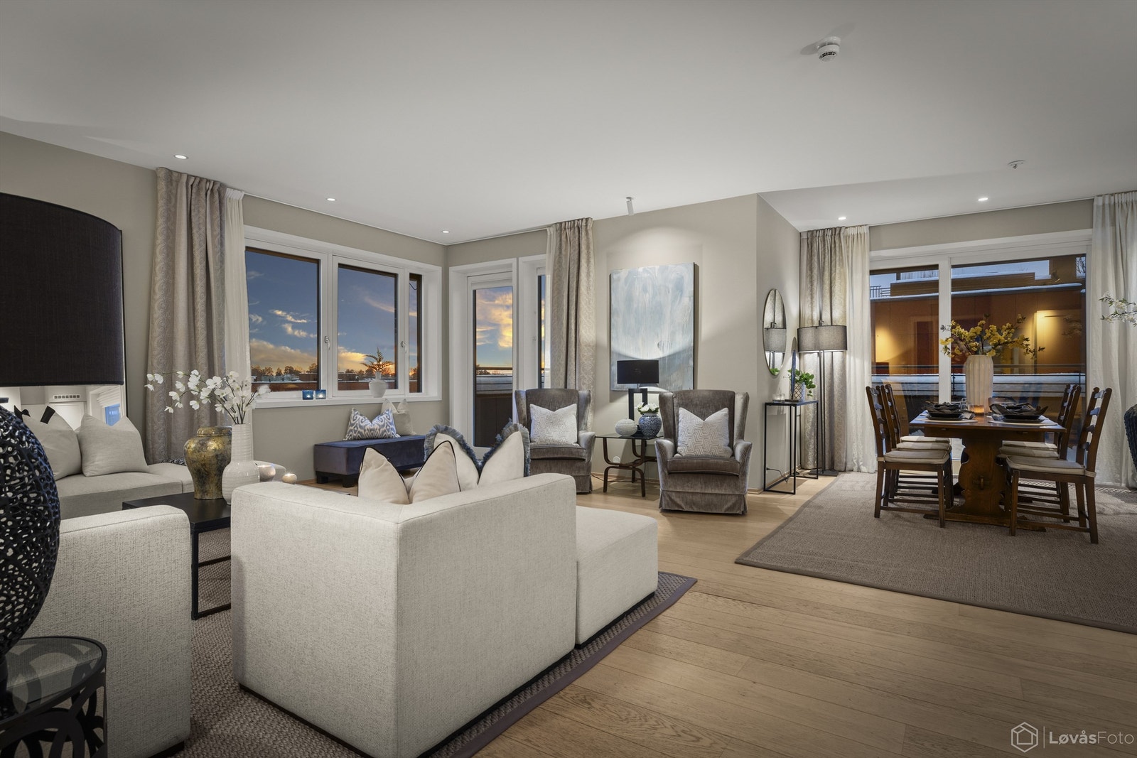 På kvelden skaper belysningen og utsikten en lun og innbydende stemning. Galleribilde