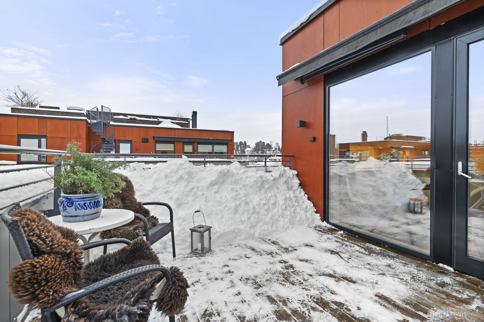 Uteplassen er utstyrt med motorisert markise for solskjerming. Galleribilde