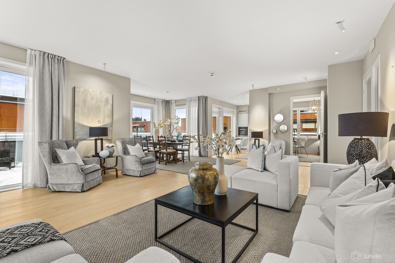 Stuen er enkel å møblere med god plass til både sittegruppe og spisebord. Galleribilde