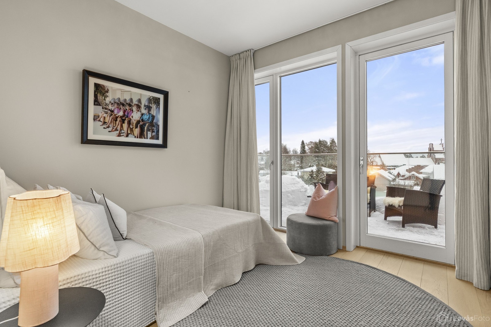 Leilighetens andre soverom har også utgang til den sydvendte balkongen. Galleribilde