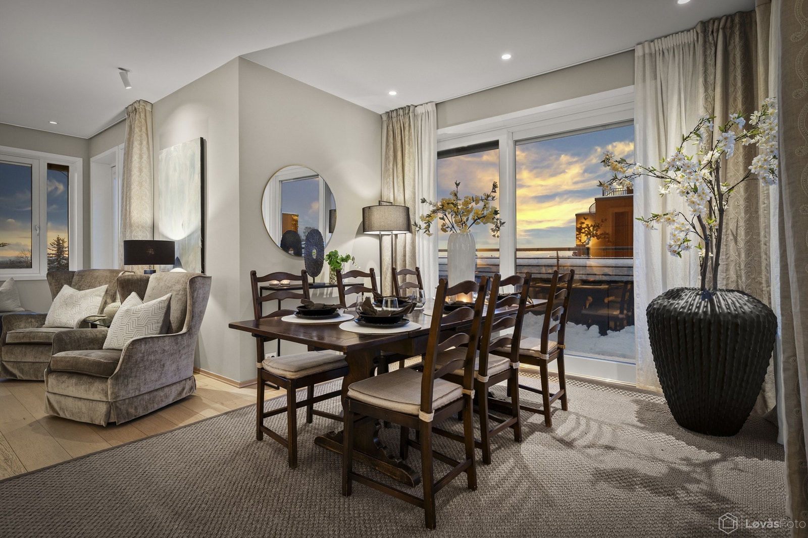 Spisestuen blir et elegant samlingspunkt også etter mørkets frembrudd. Galleribilde