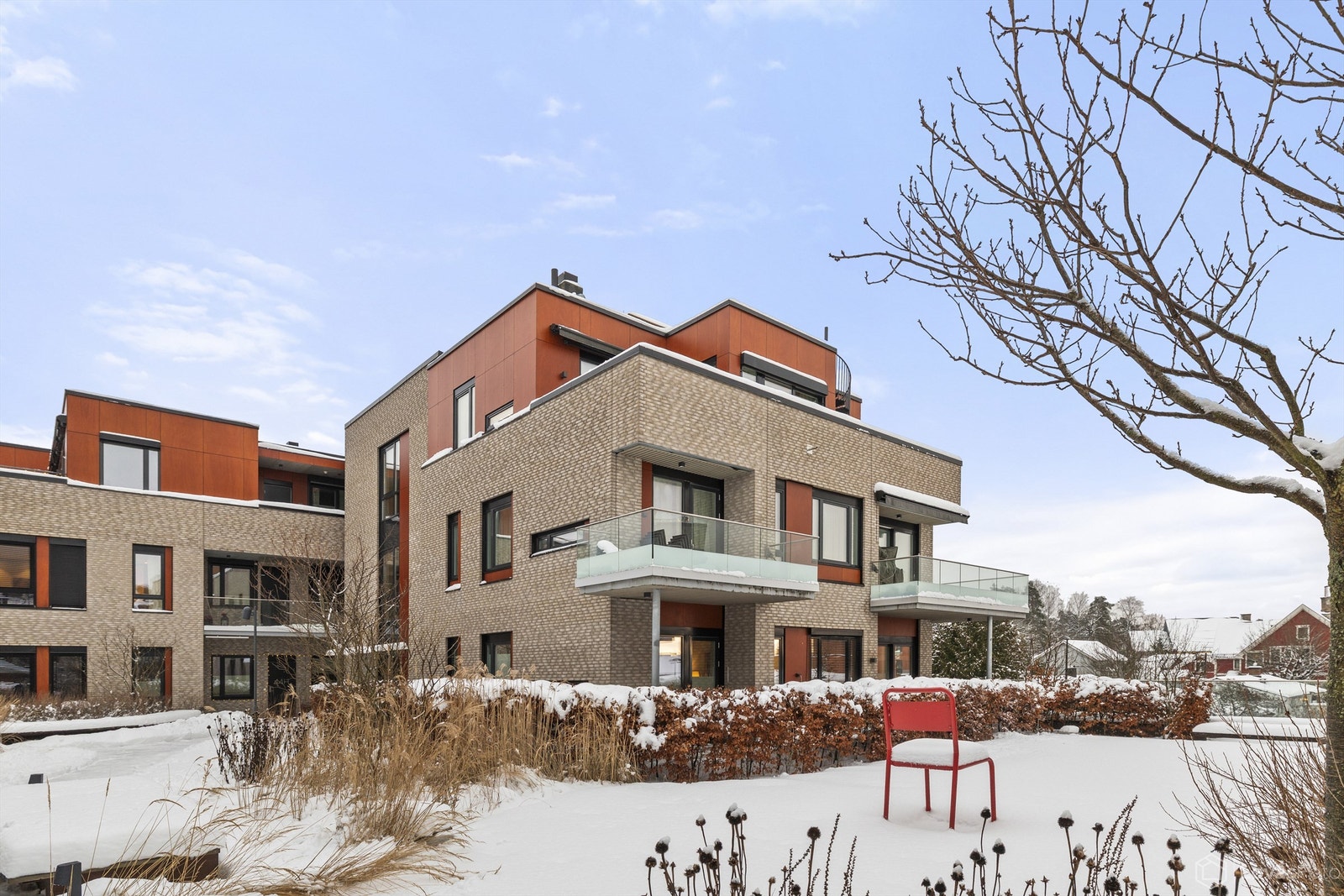 Sæter Hage har en moderne arkitektur med fasader i teglstein og fasadeplater. Galleribilde