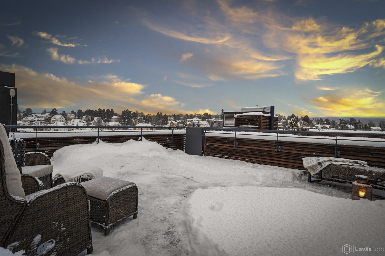 Takterrassen er en privat oase med god plass for avslapning og sosiale sammenkomster. Galleribilde