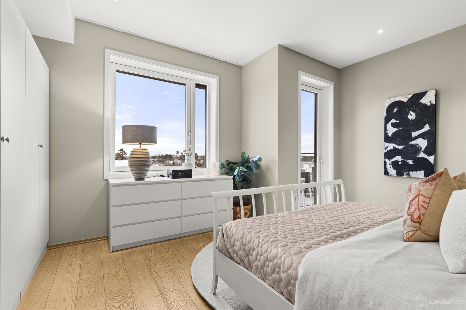 Rommet har rikelig med garderobeplass og downlights i himling. Galleribilde