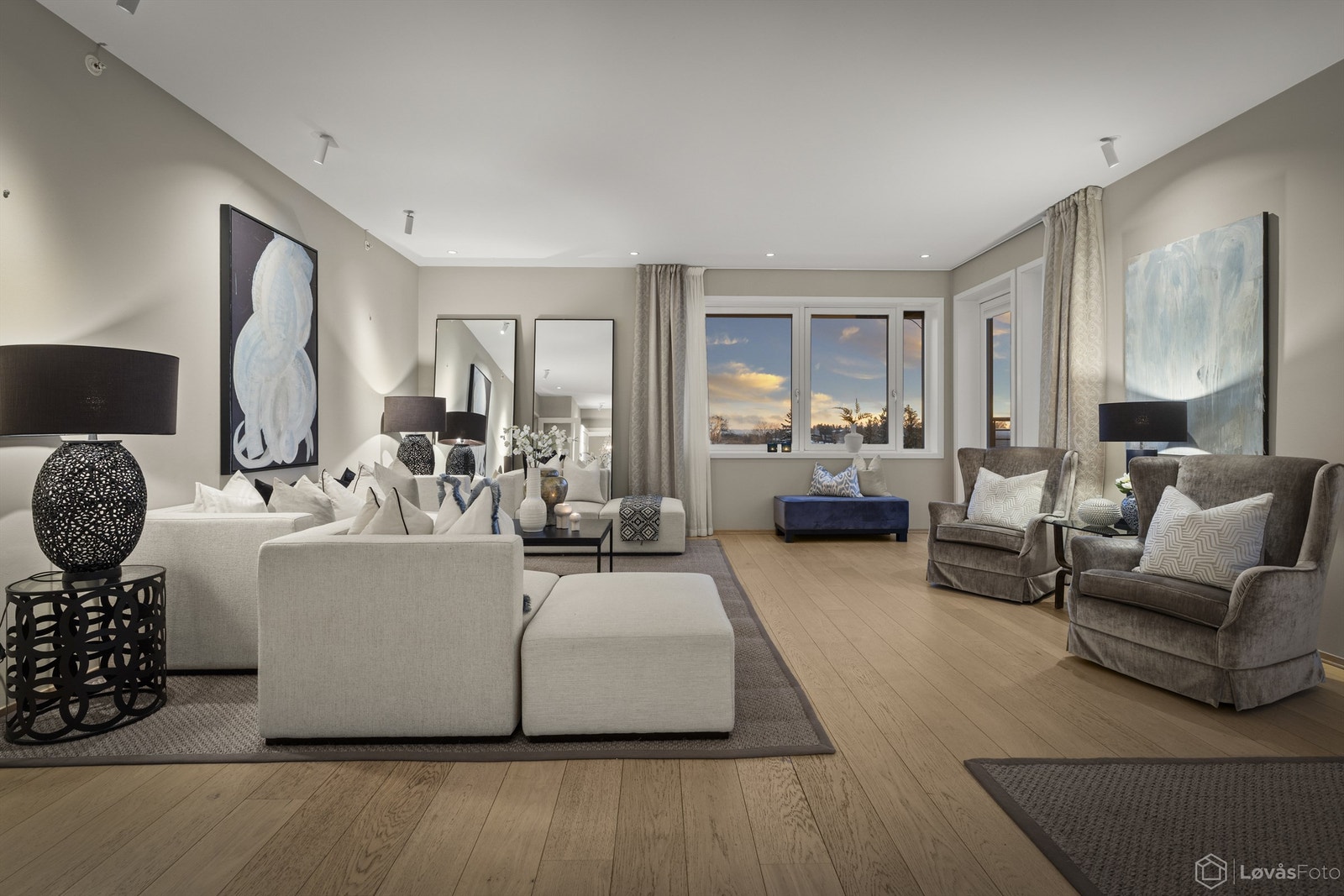 Store vindusflater og lun belysning gir flott stemning i leiligheten på kveldstid. Galleribilde