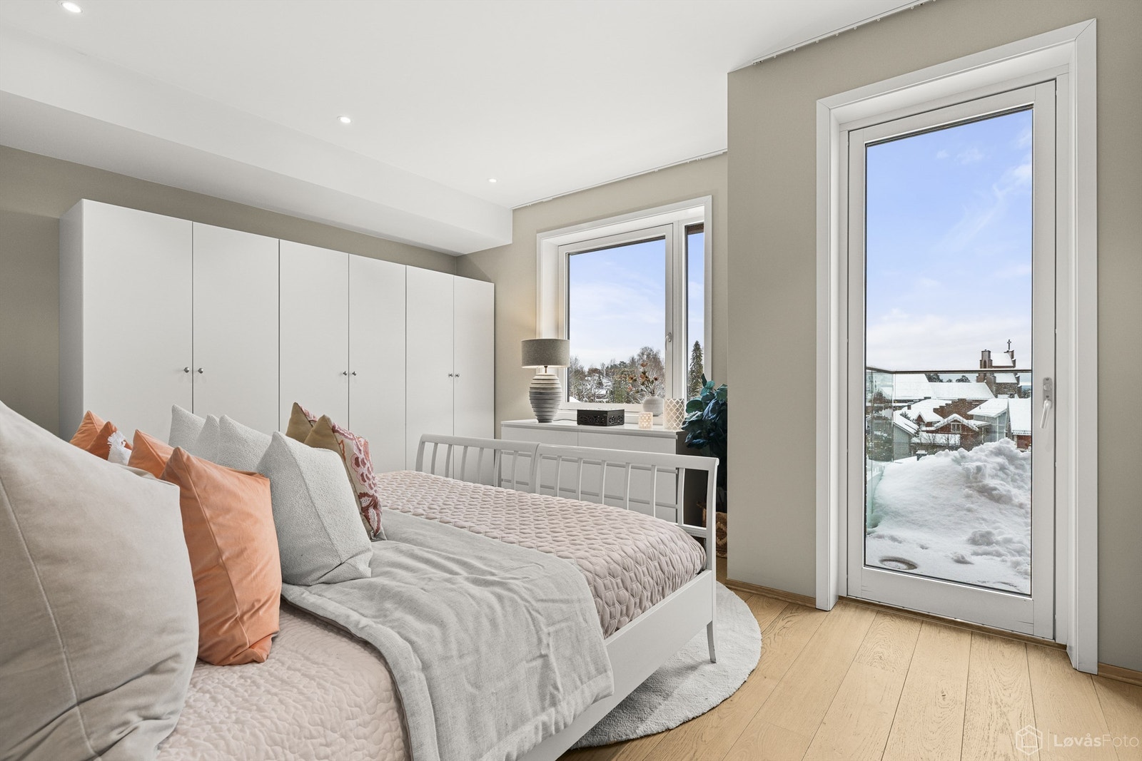 Fra hovedsoverommet er det utgang til en sydvendt balkong på 12 m². Galleribilde