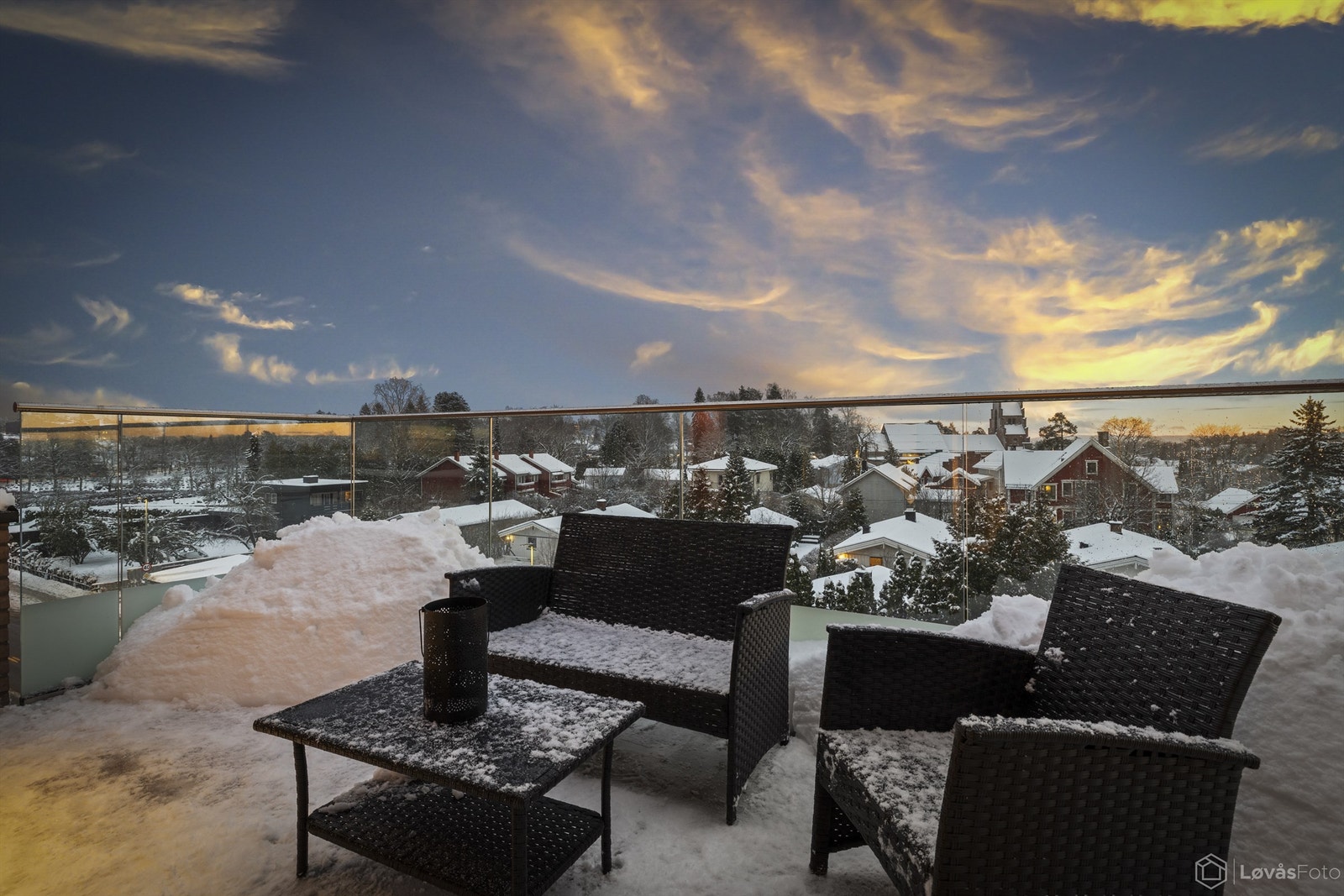 Den sydvendte balkongen på 12 m² er tilgjengelig fra to av soverommene. Galleribilde