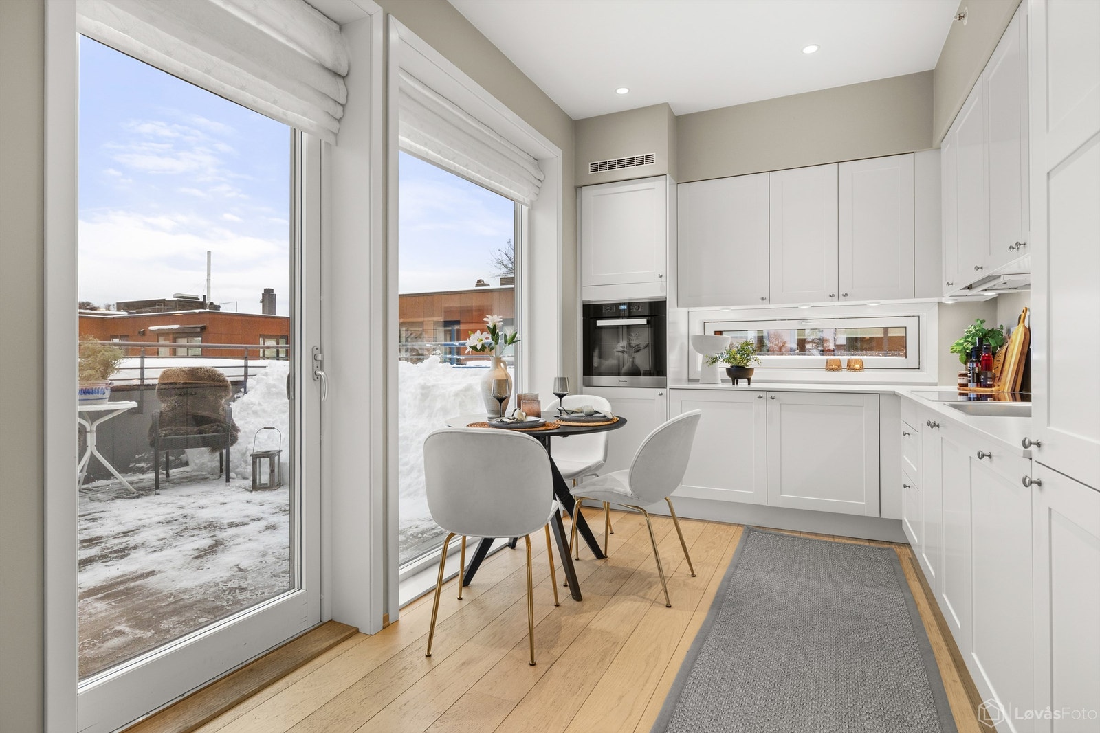 Benkeplaten er i kompositt med underlimt vask og integrerte hvitevarer. Galleribilde