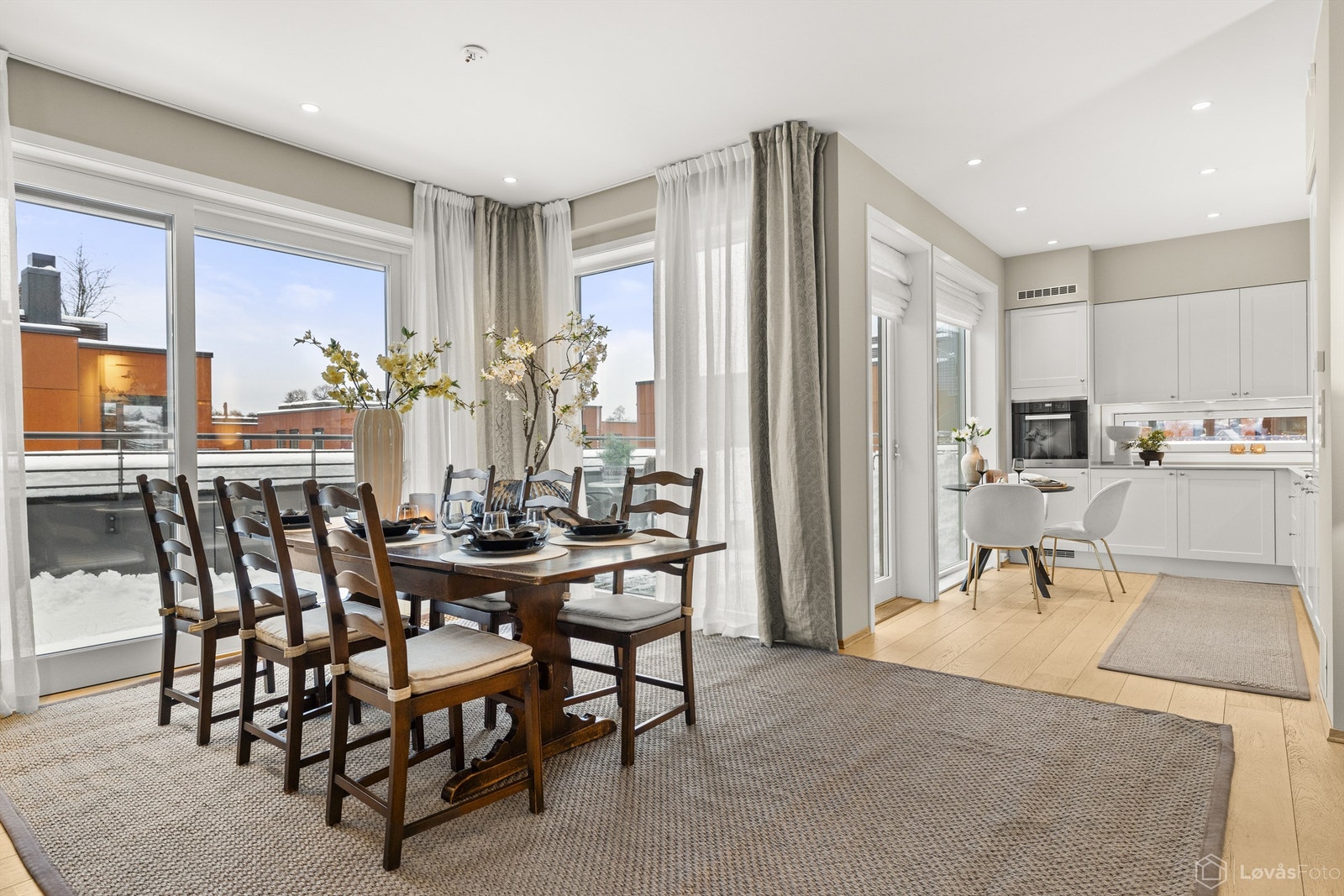 Spisestuen har plass til store selskaper og og det er utgang til uteplassene både fra stuen og kjøkkenet. Galleribilde