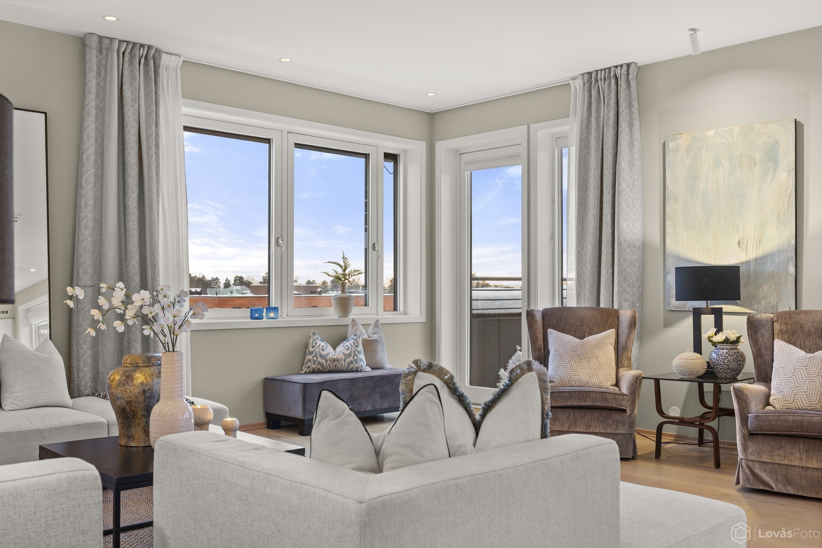 Solide utvendige persienner mot syd og vest. Galleribilde